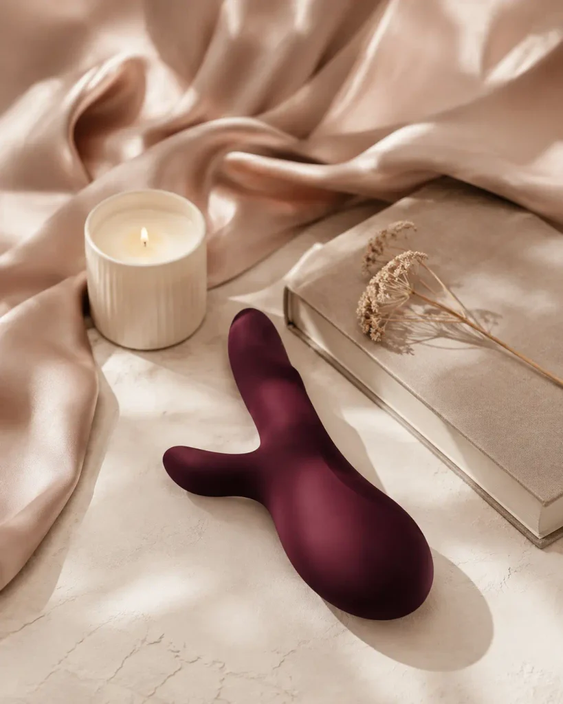 Diskretes Sexual-Wellness-Produkt in stilvoller, warmer Atmosphäre